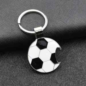 Portachiavi apribottiglie metallico a forma di pallone da calcio, design creativo.
