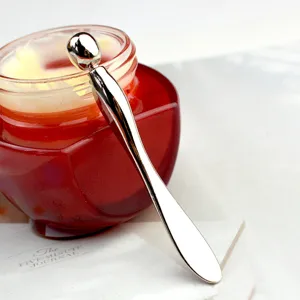 Metal oogcrème massagestaf cosmetische spatel voor oogverzorging gedetailleerd weergave.