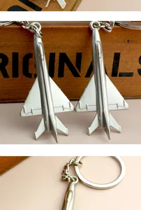 Détail de porte-clés avion de chasse en métal, pendentif anneau de clé modèle d'avion en alliage.