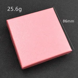 Rosa quadratische Geschenkschachtel fuer Schminkspiegel, stilvoller und kompakter Behaelter.