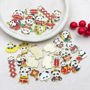 Detalles en primer plano de dijes y accesorios de joyería DIY de aleación esmaltada de panda.