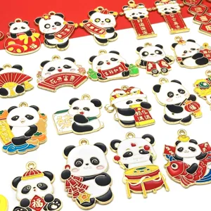 Vista detallada de dijes de aleación esmaltada de panda de estilo chino para joyería DIY.