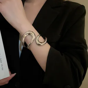 Bracciale cuff aperto in metallo geometrico irregolare minimalista europeo da donna