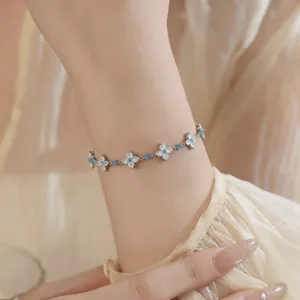 Bracciale a catena elegante in argento con zirconi a forma di trifoglio per donne.
