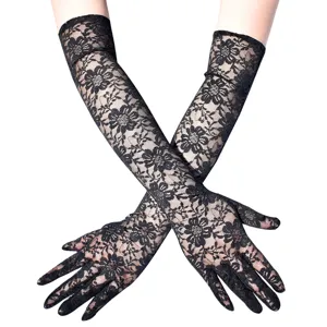 Detailansicht langer schwarzer Spitzenhandschuhe mit Blumenmuster, elegant für Partys oder Hochzeit.