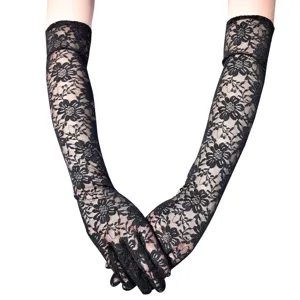 Nahaufnahme Detail langer schwarzer Spitzenhandschuhe mit Blumenmuster, elegant und chic.