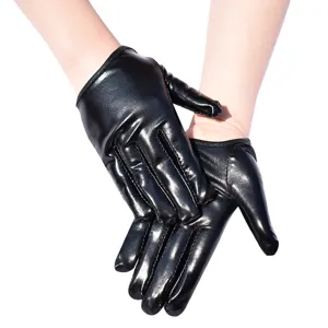 Gants courts noirs brillants style punk avec design paume ouverte, idéaux pour la danse et les soirées.