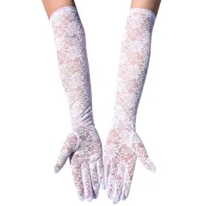 Detailansicht langer, weißer Spitzenhandschuhe mit zartem Blumenmuster für elegante Anlässe.