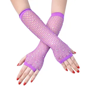 Lila Strass Netz Langhandschuhe Detail zeigt glitzerndes Kristallnetz und fingerloses Design.