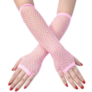 Detailaufnahme von rosa Netzstoff Handschuhen ohne Finger mit funkelnden Strassen.