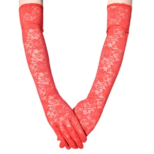 Detailaufnahme roter langer Spitzenhandschuhe, elegantes Blumenmuster für Tanz und Brautmode.