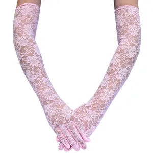 Nahaufnahme langer rosa Spitzenhandschuhe mit zarten Blumenmustern und Perlendetails.