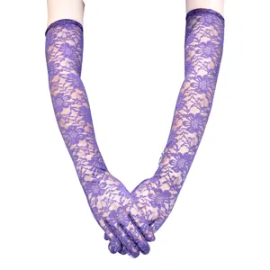Detailaufnahme der langen violetten Spitzenhandschuhe mit feinem Blumenmuster.