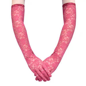 Detailansicht langer rosa Blumenspitzenhandschuhe, elegantes Accessoire für Abend und Sonnenschutz.