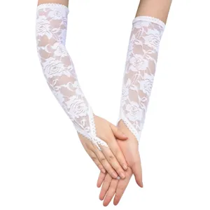 Detailansicht weißer Spitzen-Ärmlinge mit feinem Rosenmuster, ideal für Partys und Brautmode.
