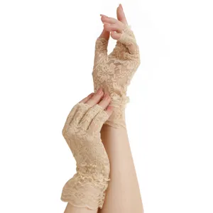 Nahaufnahme von Damen beige floralen Spitzen-Fingerlosen Handschuhen mit feinem Rüschenrand.