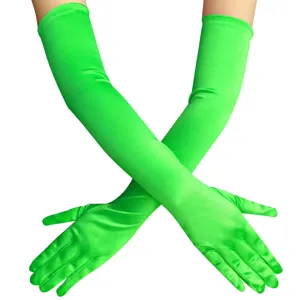 Nahaufnahme von hellgrünen langen Satin-Opernhandschuhen mit glatter Textur und glänzendem Stoff.