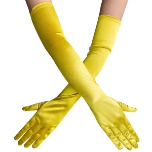 Detailansicht der gelben langen Satinhandschuhe, elegante Accessoires für Abendkleid und Party.