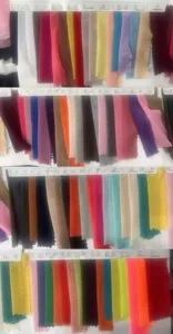 Campioni di colore in tessuto mesh con settanta opzioni per guanti lunghi elasticizzati.