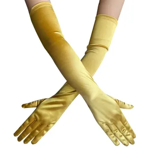 Details der langen goldenen Satinhandschuhe mit glatter Textur und elegantem Abendmode-Stil.