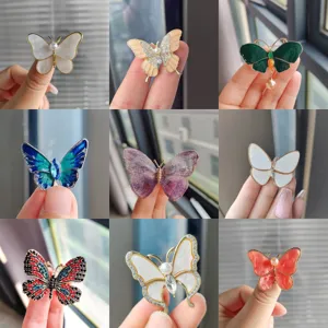 Detaillierte Nahaufnahme eleganter Schmetterlingsbroschen mit verschiedenen Farben und Mustern.