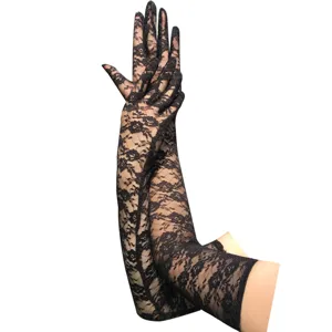 Nahaufnahme von langen schwarzen Spitzenhandschuhen mit filigranen floralen Mustern.