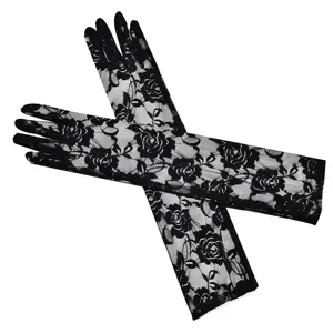Detailaufnahme schwarzer, langer Spitzenhandschuhe mit elegantem Blumenmuster im Gothic Stil.