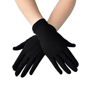Detailaufnahme der klassischen schwarzen Stretchhandschuhe aus weichem Material.