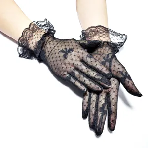 Nahaufnahme Detailansicht schwarzer Spitzen-Netz-Rüschen-Handschuhe, elegantes Schleifendesign.