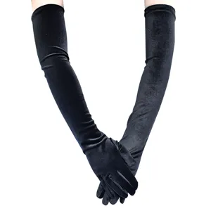 Nahaufnahme von langen schwarzen Samthandschuhen, elegante Abendkleid-Accessoires und warme Kleidung.