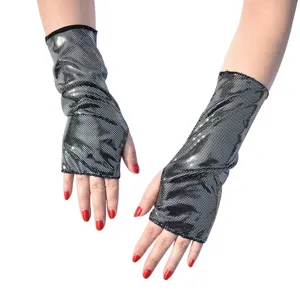 Gedetailleerd aanzicht van glanzende vingerloze handschoenen met sprankelende textuur.