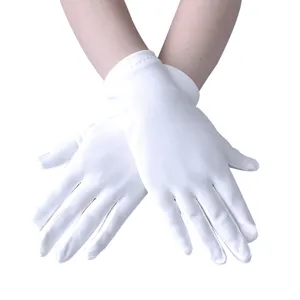 Nahaufnahme weißer Stretch-Satinhandschuhe, weicher atmungsaktiver Stoff für elegante Auftritte.