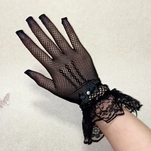 Gants courts en dentelle résille noire avec nœud strass, parfaits pour mariages et spectacles.