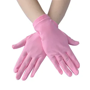 Rosa elastische kurze Handschuhe Detailaufnahme, weicher atmungsaktiver Stoff für Handpflege.