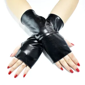 Gedetailleerd overzicht van korte vingerloze glänzende zwarte laklederen handschoenen, punkstijl.