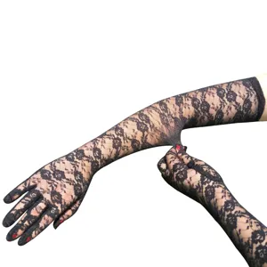 Detailansicht langer schwarzer Spitzenhandschuhe mit zartem Blumenmuster und elastischer Passform.