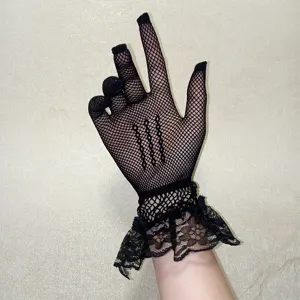 Gants courts en dentelle filet noire avec poignets à volants délicats pour mariages et spectacles.