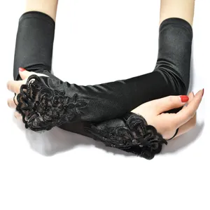 Nahaufnahme der Vintage schwarzen Satin-Opernhandschuhe mit perlenbesetzten Spitzen.