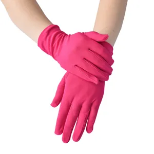 Rosa elastische Satinhandschuhe kurz für Damen, elegante Etikette und Tanzperformance.