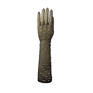Detailaufnahme von Strass-Fischnetz-Handschuhen mit funkelnder Kristallstruktur und Elastizität.