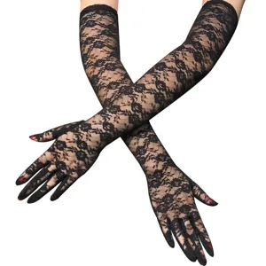 Nahaufnahme eleganter schwarzer langer Spitzenhandschuhe mit feinen Blumenmustern.