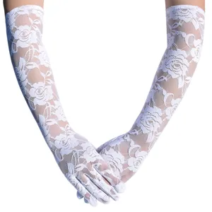 Detailansicht langer weißer Spitzenhandschuhe mit Blumenmuster im gotischen Stil.