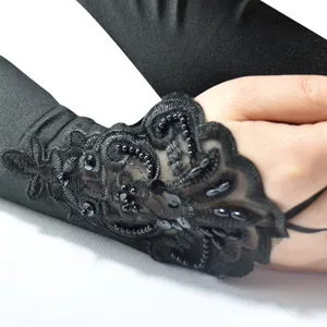 Detailansicht langer schwarzer Damen Satin Handschuhe mit edler Perlen und Spitzenstickerei.