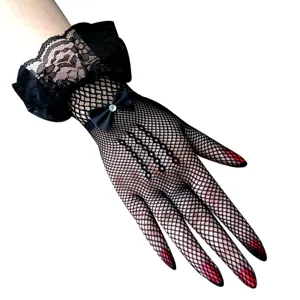 Vue détaillée du gant de mariée en résille dentelle noire avec nœud strass, beau détail.