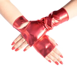 Detail van glanzende rode metallieke vingerloze handschoenen, leuk punkkostuum accessoire.