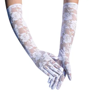 Nahaufnahme der weißen Spitzenhandschuhe lang mit floralem Spitzenmuster im Detailbereich.