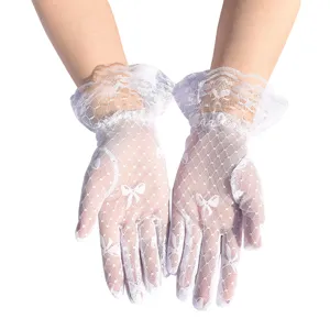 Nahaufnahme von weißen Spitzen-Netz-Handschuhen mit eleganter Schleife für Sommertage.
