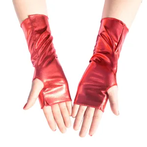 Gedetailleerde close-up van glanzende rode metallische vingerloze handschoenen stijl.