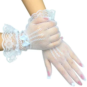 Vue détaillée de gants de mariée en filet blanc avec un nœud délicat et des strass.