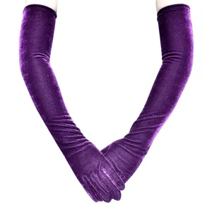 Nahaufnahme langer lila Samthandschuhe, weiche Fleece-Textur, elegantes Abendmode-Accessoire